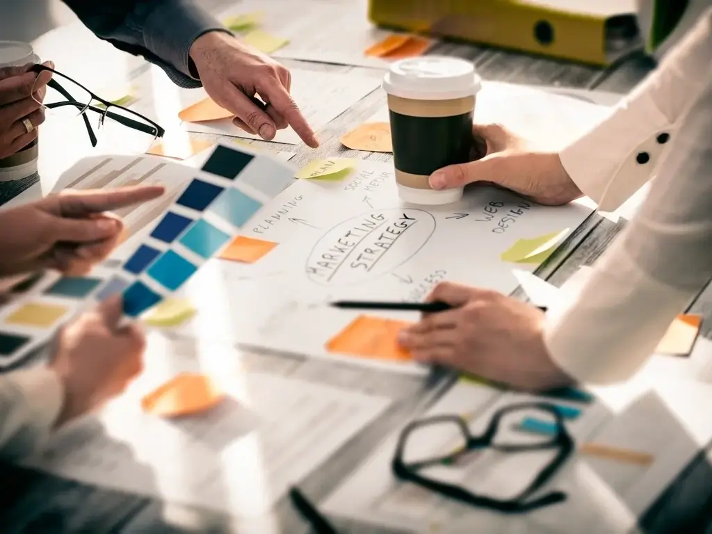 Czym jest „AI-assisted brainstorming” i jak zrewolucjonizuje innowacje?